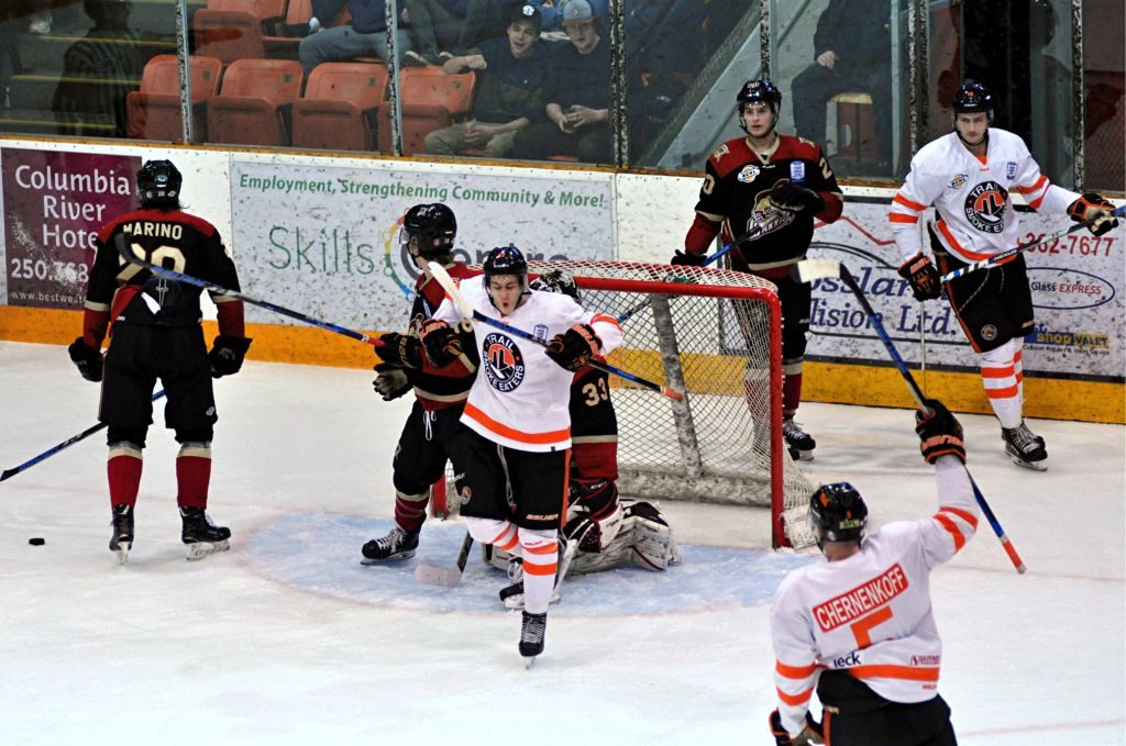 TRAIL SMOKE EATERS UP 2-0 ON WARRIORS | Trail Smoke Eaters